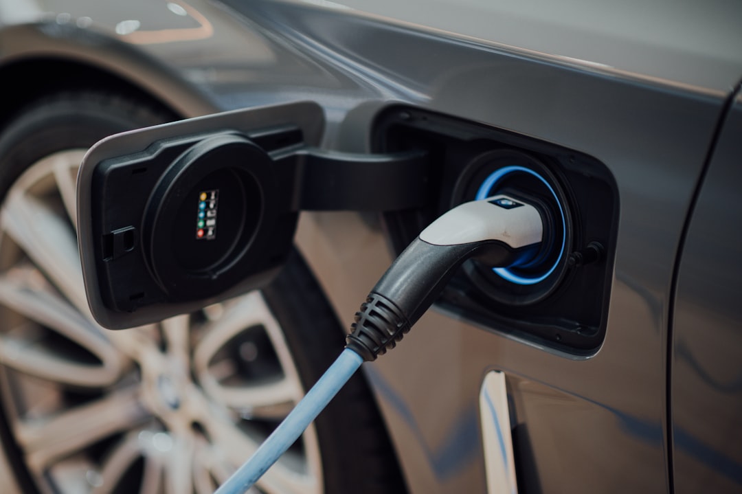 Elektrikli araç şarj istasyonu ve kasko güvencesi görseli